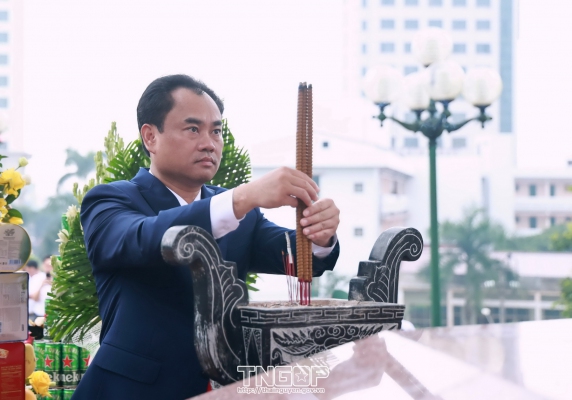 Đoàn đại biểu dự Đại hội đại biểu Đảng bộ tỉnh Thái Nguyên lần thứ I dâng hương tại Đài tưởng niệm các Anh hùng liệt sĩ tỉnh